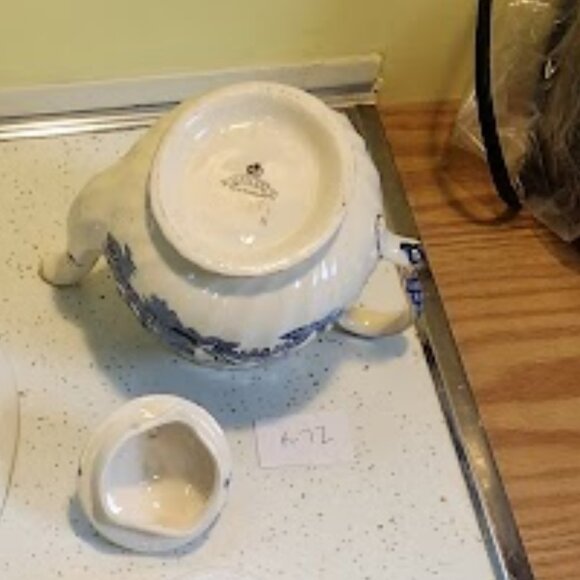 Vintage "Sadler England" Blue Willow Teapot - Picture 3 of 3